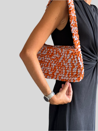 Bolso de hombro lila y naranja